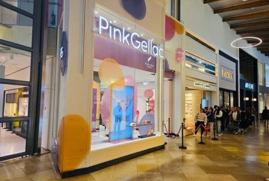 Long queue for the store opening in Amstelveen