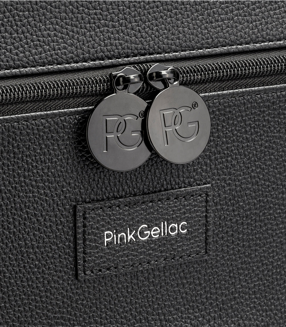 Close-up of a black bag with a zipper, equipped with two round zipper pullers with the logo "PG" and a label with the text "Pink Gellac".