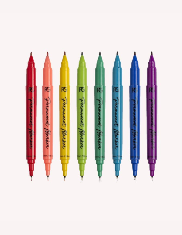 Eight permanent markers with thin tip in the colors red, orange, yellow, light green, green, blue, light blue and purple, arranged in a straight line on a light background.