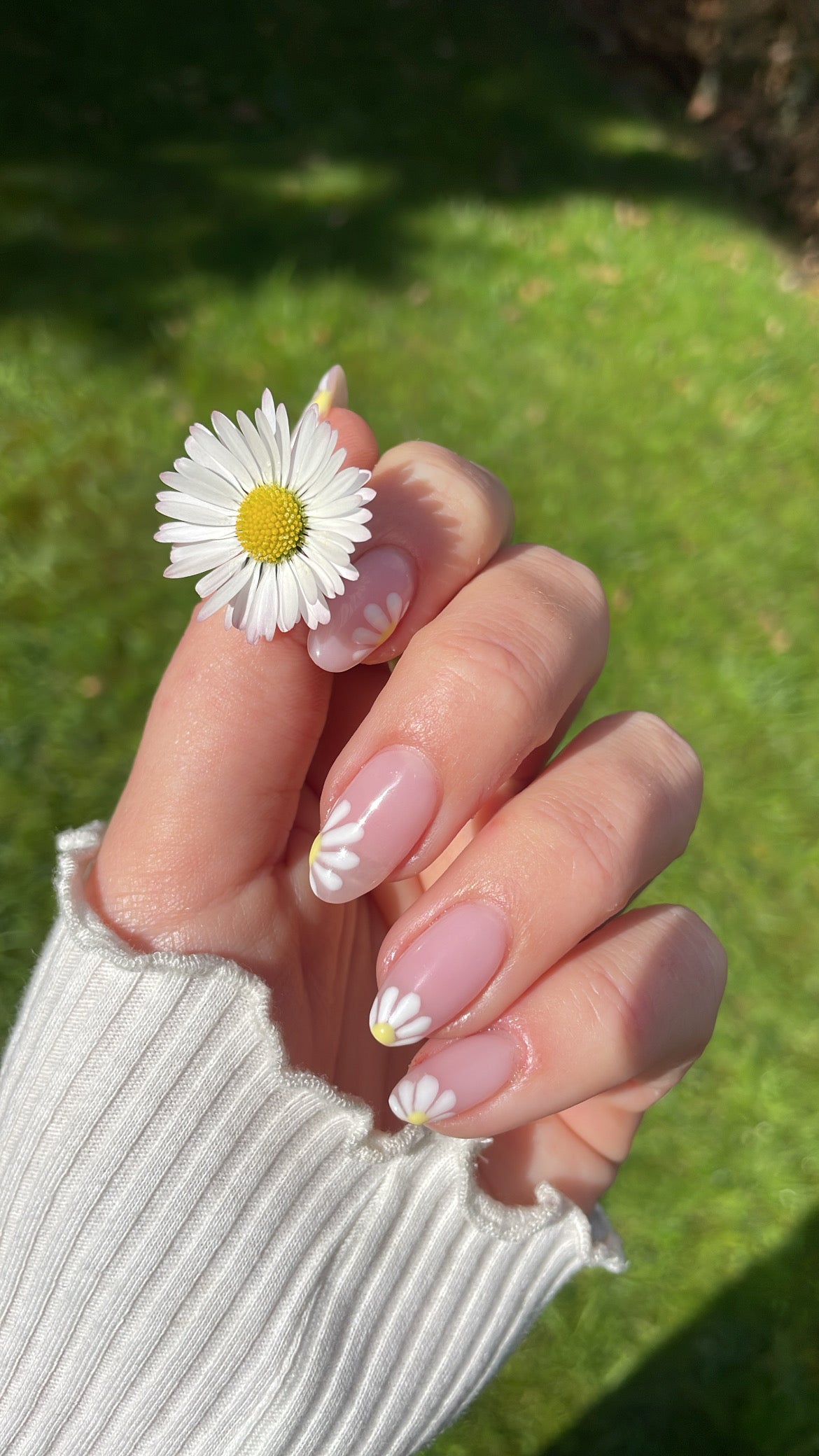 How to do daisy nail art?