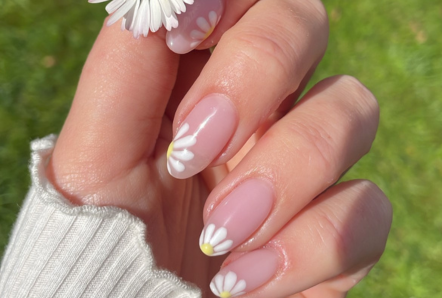 How to do daisy nail art?