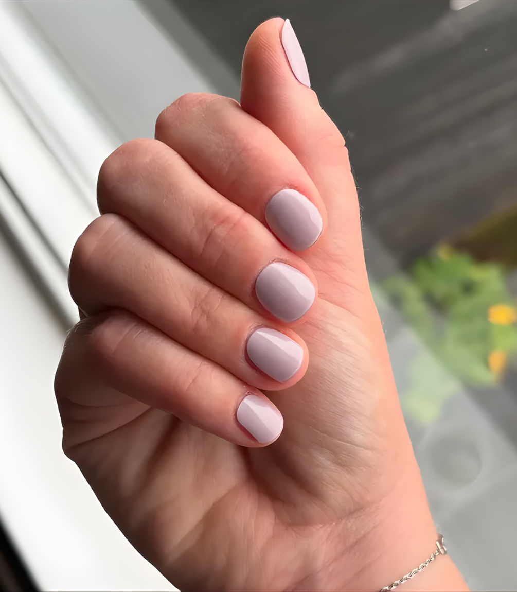 Hand wearing Pink Gellac 041 Soft Mauve gel nail stickers.