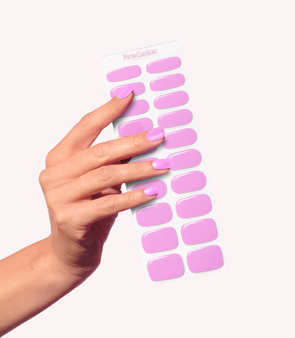 Hand wearing Pink Gellac 029 Sweet Lilac gel nail stickers.